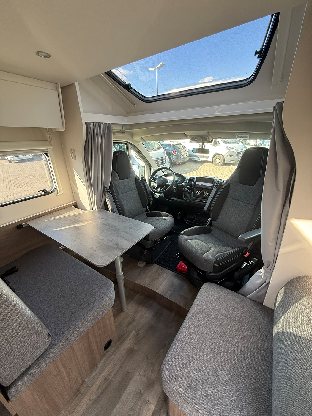 Carado T 338 S Cockpit teilintegrietes Wohnmobile für bis zu 4 Personen