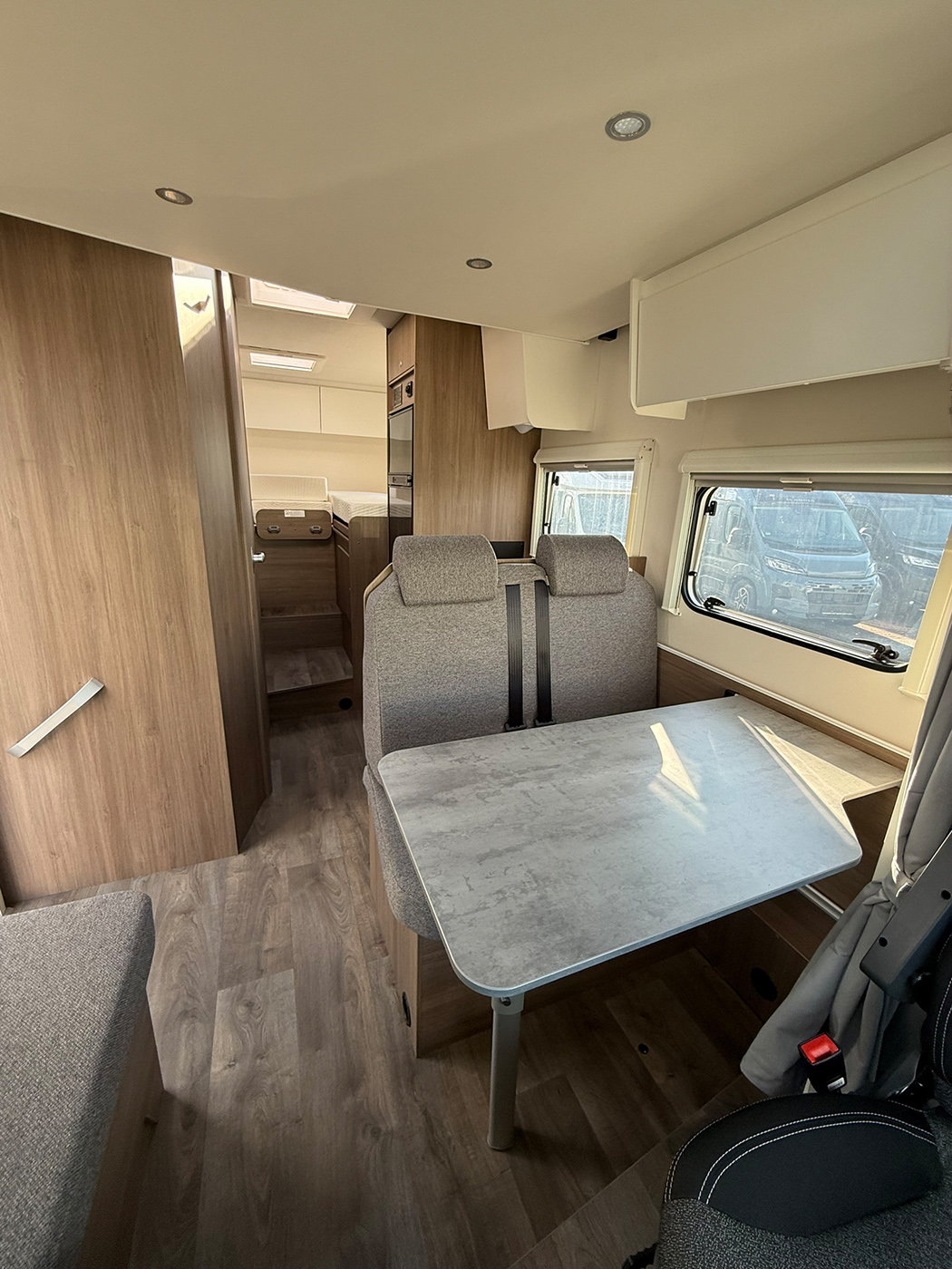 Carado T 338 S Sitrzbereich teilintegrietes Wohnmobile für bis zu 4 Personen