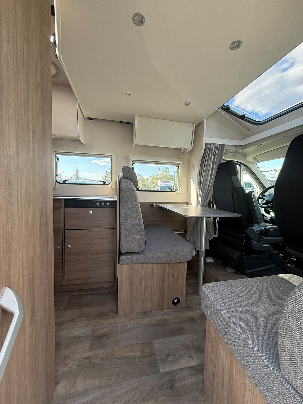 Carado T 338 S Zugang teilintegrietes Wohnmobile für bis zu 4 Personen