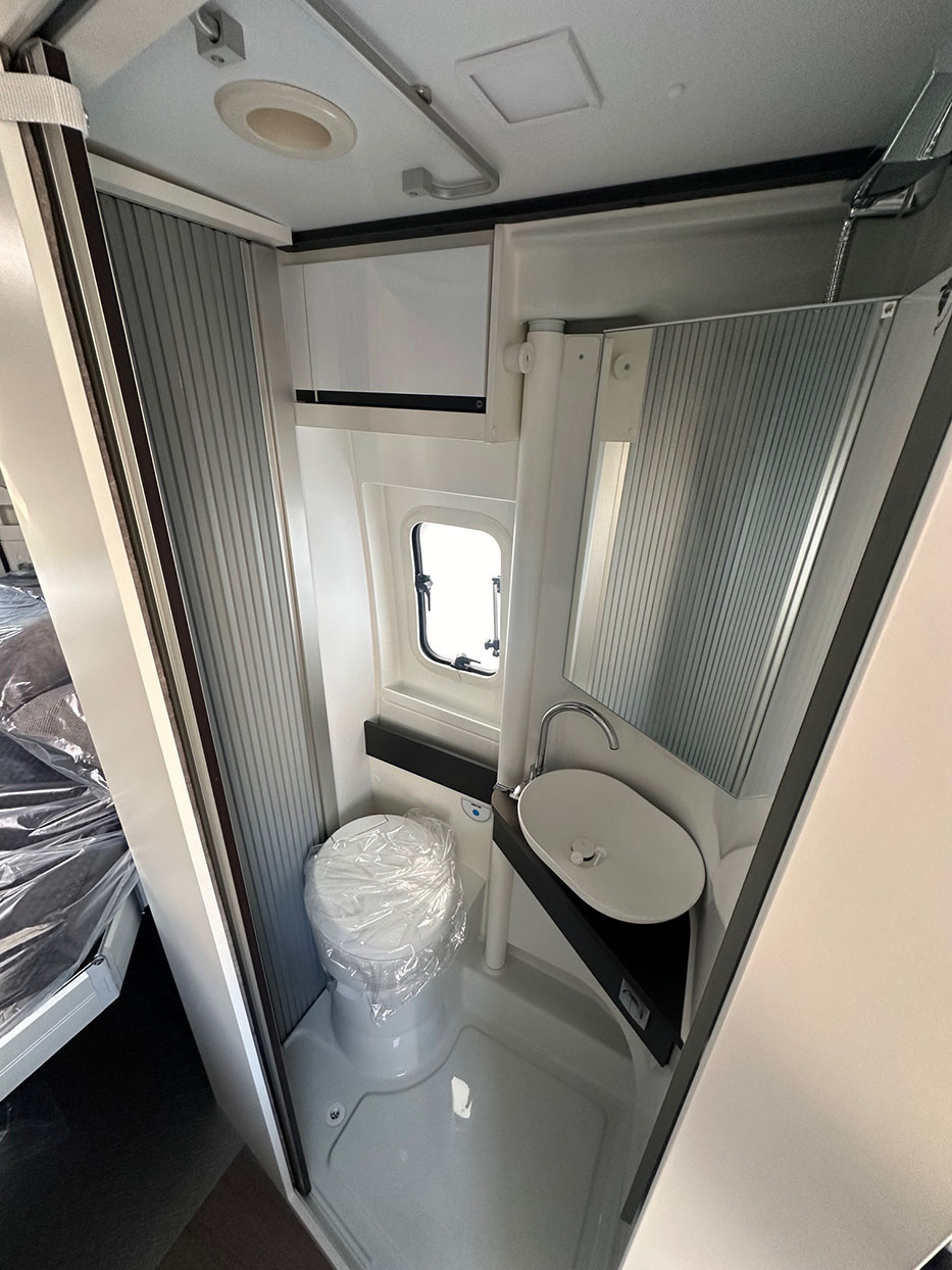 Adria Twin 640 SGX Nassraum